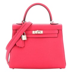 Hermès Kelly Handtasche Framboise Togo mit Palladiumbeschlägen 25