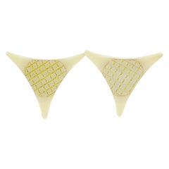 Boucles d'oreilles à clips Pop Art en lucite blanche crème avec texture dorée