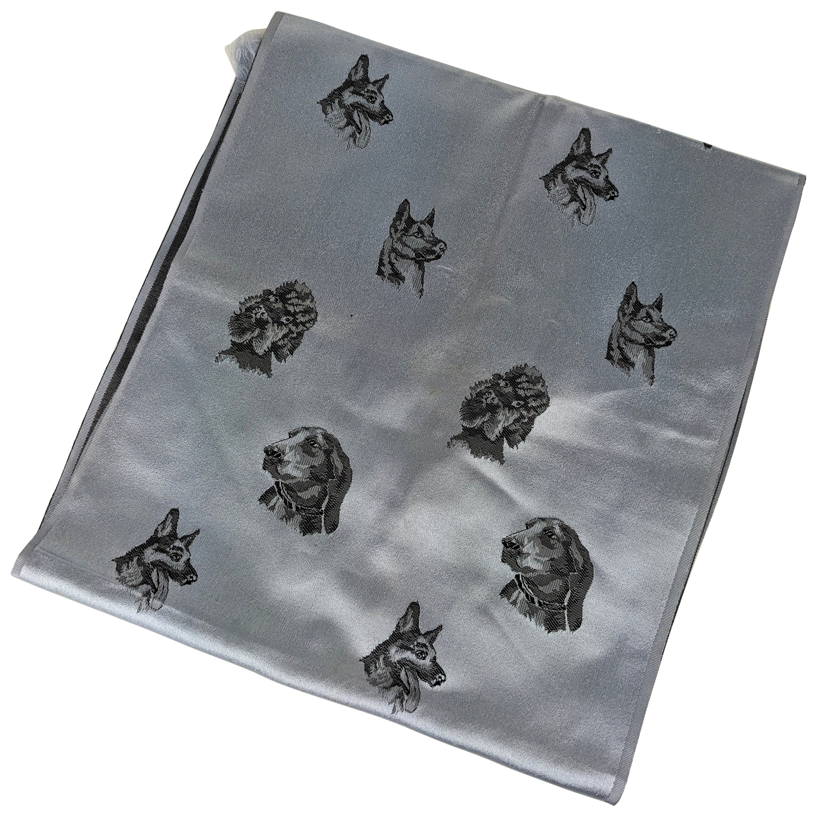 Ungewöhnlicher französischer Satin-Jacquard-Hunde-Muffler im Angebot