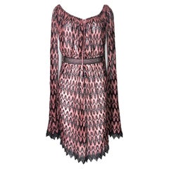 Seltenes Missoni Cape-Kleid mit Gürtel, Peek-a-boo-Ausschnitt und Spitzenbesatz, S