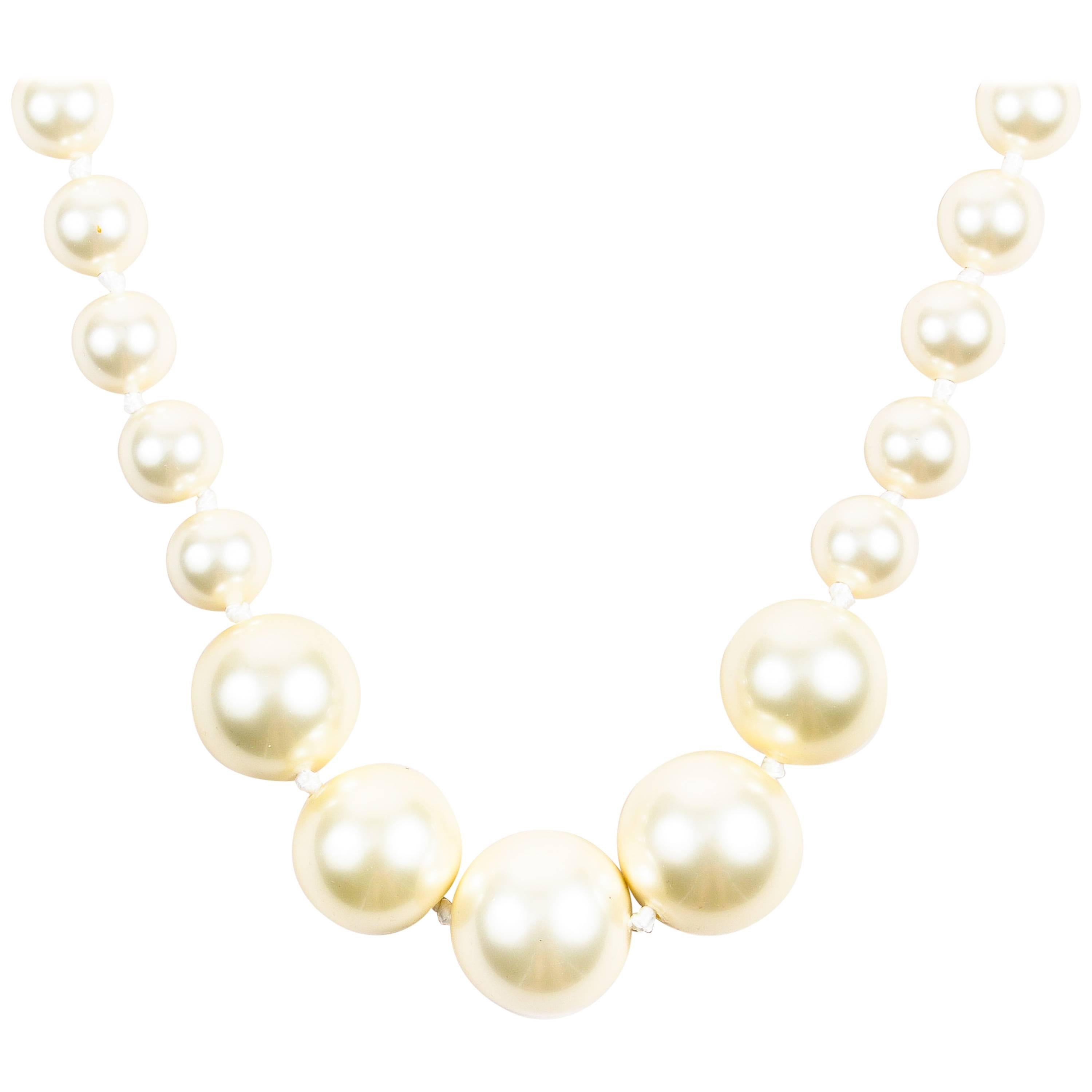 Louis Vuitton Fall 06 Runway Cream Faux Pearl Oversized Satin Ribbon Necklace For Sale