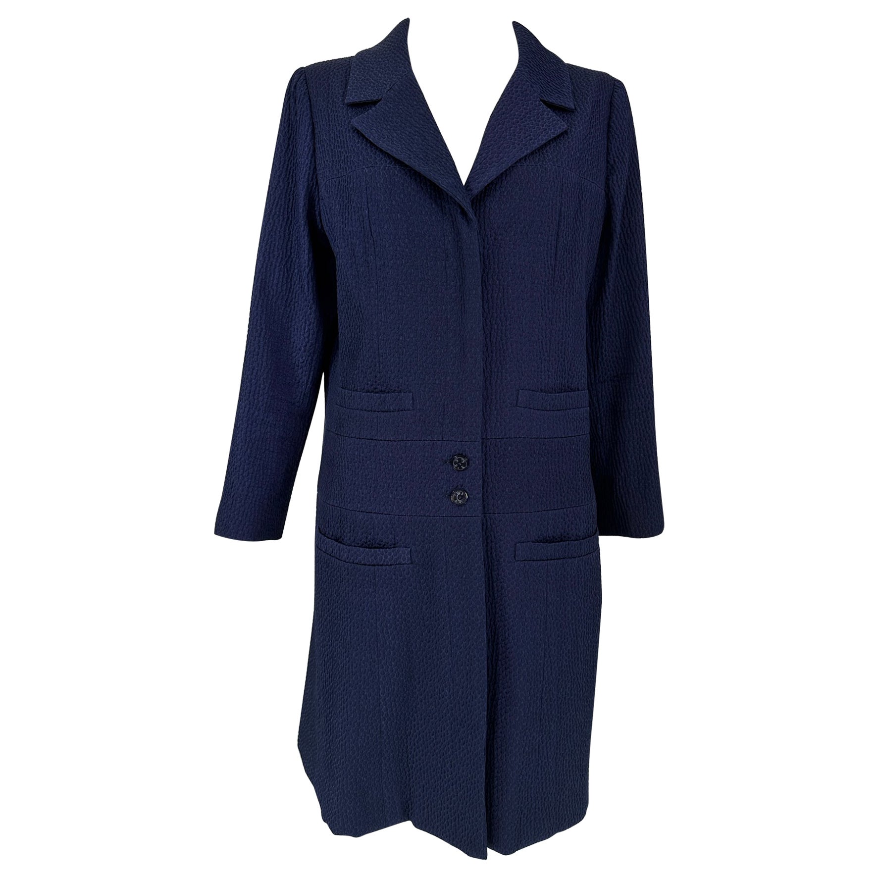Chanel - Manteau croisé en coton cloque à 4 poches, bleu marine  en vente