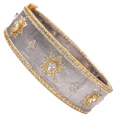 Bijoux Num Hand-engraved Star Pattern Two-tone Bangle Bracelet