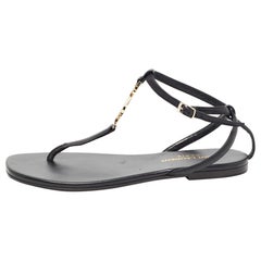 Saint Laurent Schwarze flache Sandalen aus Leder mit Logo T und Knöchelriemen Größe 35