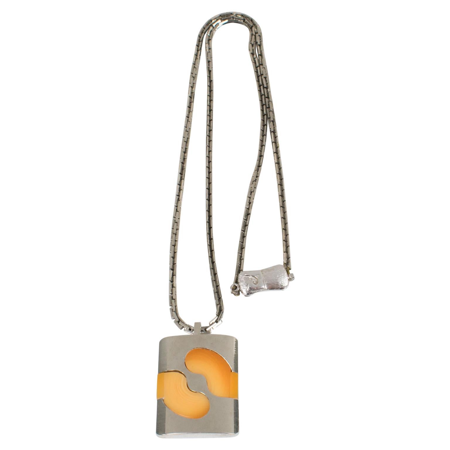 Pierre Cardin Argenté moderniste  Collier à pendentif en résine jaune et jaune, années 1970