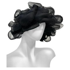 Cappello da cocktail con ansa drammatica in rete e crine di cavallo nero di Christian Dior degli anni '60