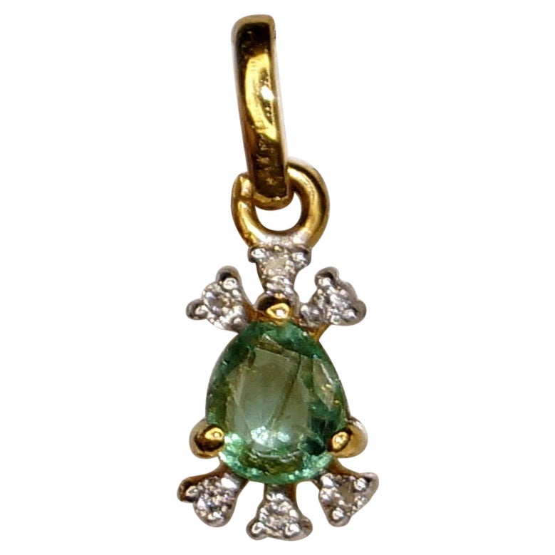 IGI Certified Diamond Natural Emerald Diamond Pendant Hallmark 18K Gold Pendant For Sale