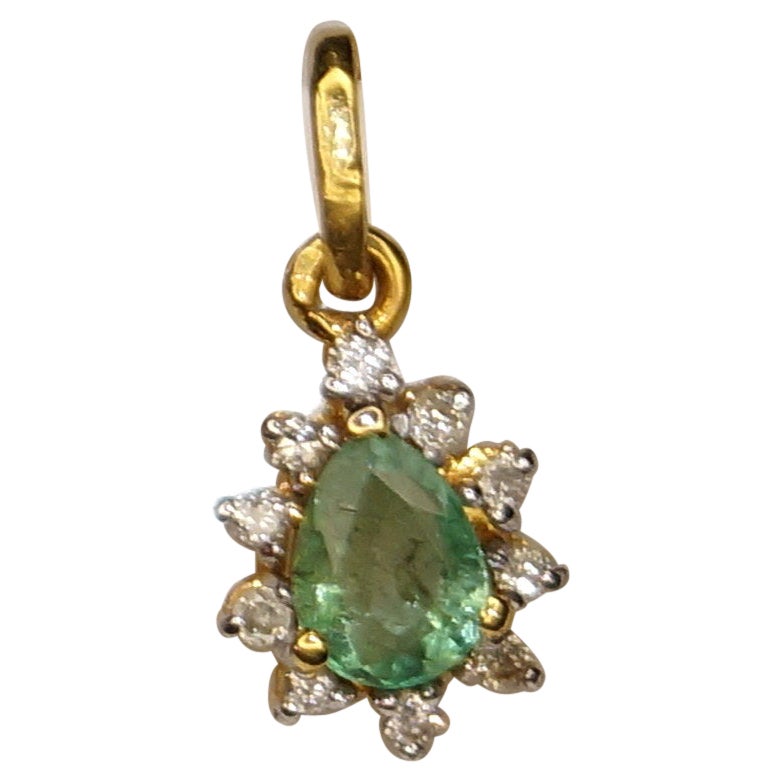 IGI Certified Natural Diamond Emerald Gold Pendant Hallmark 18K Gold Pendant  For Sale