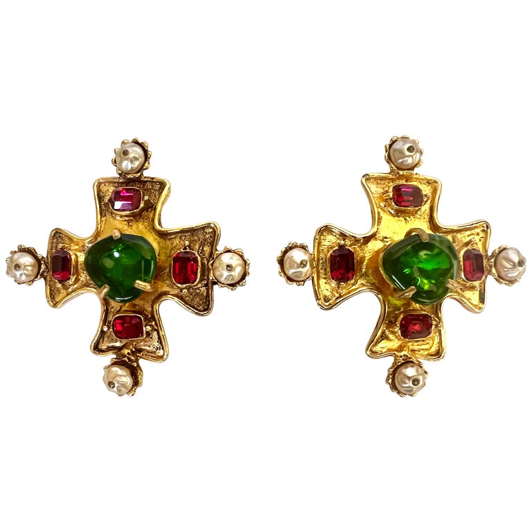 Christian Lacroix Boucles d'oreilles vintage croix de Malte en fausse perle  ornées de bijoux En vente sur 1stDibs