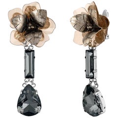 Tory Burch - Boucles d'oreilles à pince avec motif floral en forme de goutte d'eau