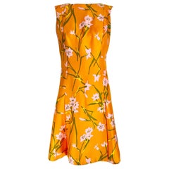 Sarmi - Robe sans manches en soie à imprimé floral orange avec jupe plissée inversée, années 1960