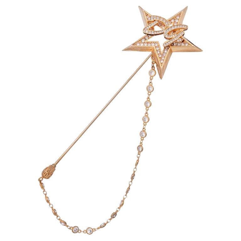 Dolce and Gabbana - Épingle à revers broche étoile en cristal avec chaîne  et logo DG En vente sur 1stDibs