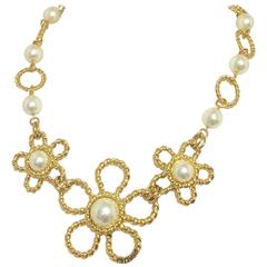 MINT. Vintage Moschino Bijoux chain and faux pearl flower motif ...