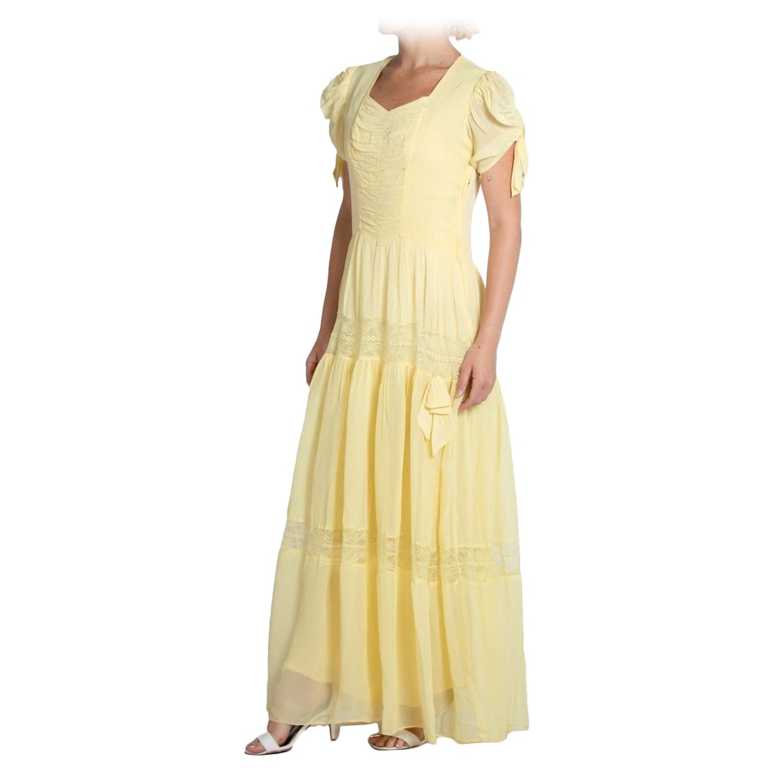 1940S Gelbes Chiffon Kleid mit Tiers Of Lace Trim im Angebot