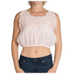 Haut édouardien en soie et coton rose avec dentelle au crochet à la main