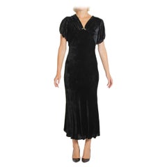 Robe en velours de soie noir des années 1930 avec détails Art Déco