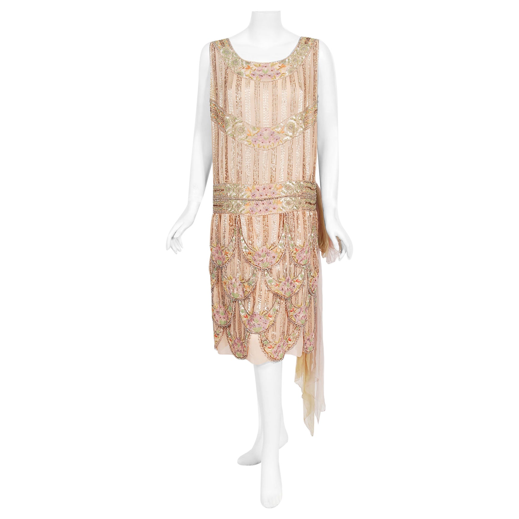 1920er Jahre Französisch Couture Perlen bestickt Blush-Pink Seide Blütenblatt Deco Flapper Kleid im Angebot