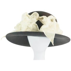 Suzanne Couture Millinery - Chapeau de paille noir français avec ruban froncé en soie ivoire