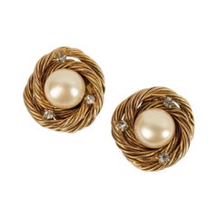 Retro Chanel Earrings Clips in Gold Metal, Mother-of-pearl and Rhinestones