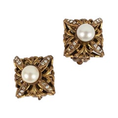 Chanel Ohrringe Clips aus durchbrochenem Goldmetall, Strasssteinen und Perlmutt