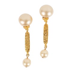 Chanel - Boucles d'oreilles clip en métal doré et perles