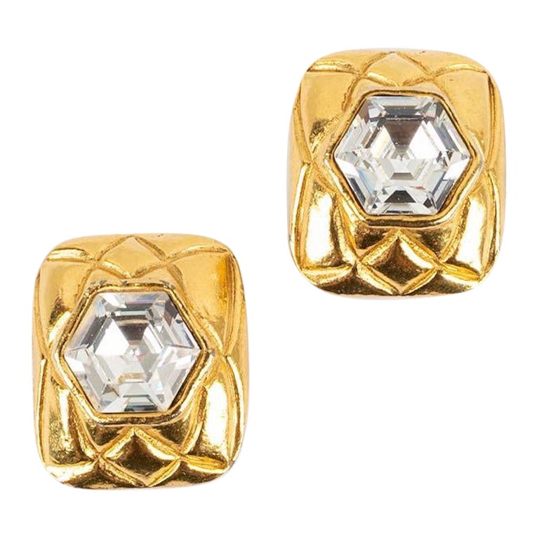 Chanel Clip-Ohrringe aus gestepptem Gold, Metall und Strass im Angebot