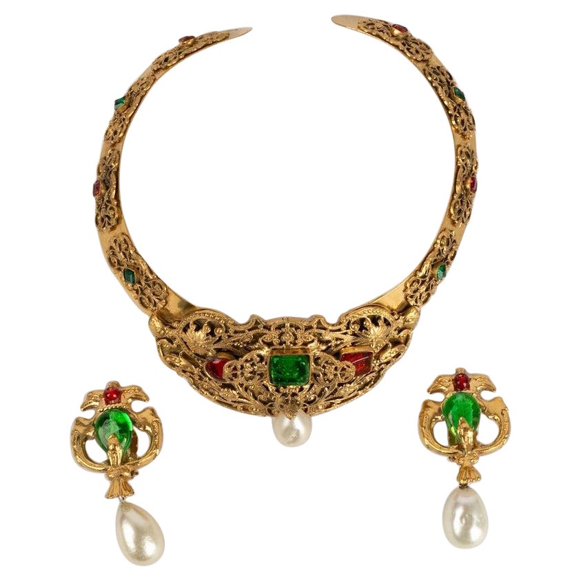 Chanel Set aus Halskette und Ohrringen aus Goldmetall und Perlmutt im Angebot
