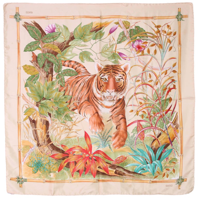 foulard en soie Gucci des années 1970 représentant un tigre sur fond de  jungle sur 1stDibs