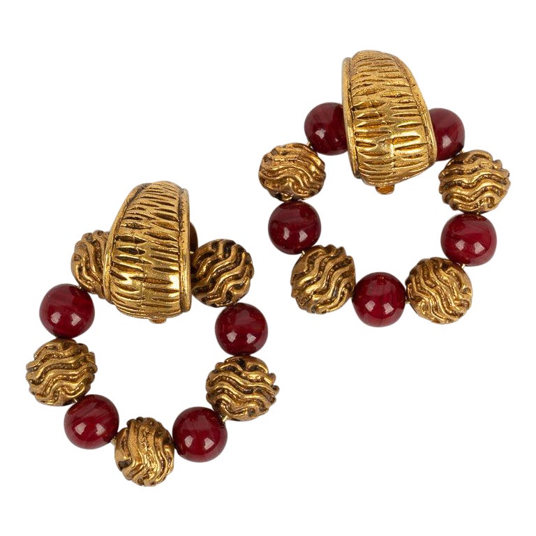 Chanel Ohrringe aus Gold, Metall und roten Glas mit Perlen im Creole-Stil im Angebot