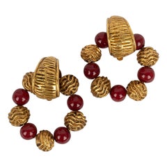 Chanel Ohrringe aus Gold, Metall und roten Glas mit Perlen im Creole-Stil