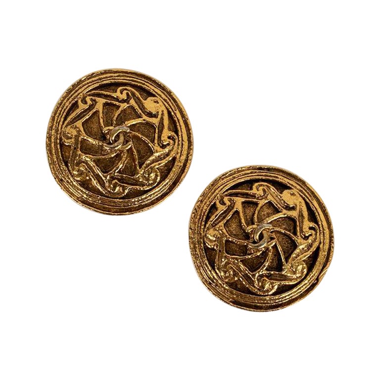 Chanel Gold Metal Clip Earrings For Sale