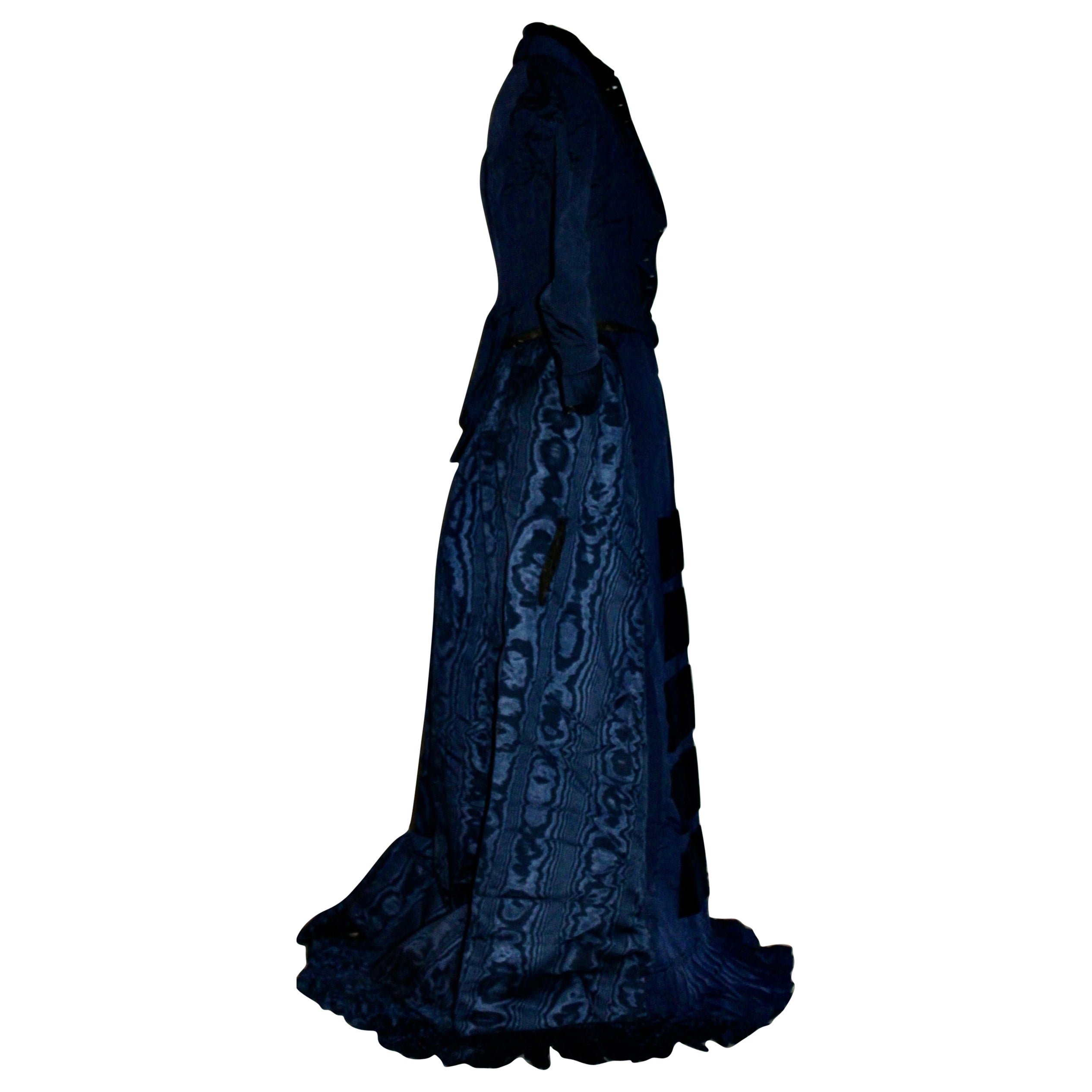 Worth Blaues Moire-Reception-Kleid und Bonnet aus Seide im Angebot