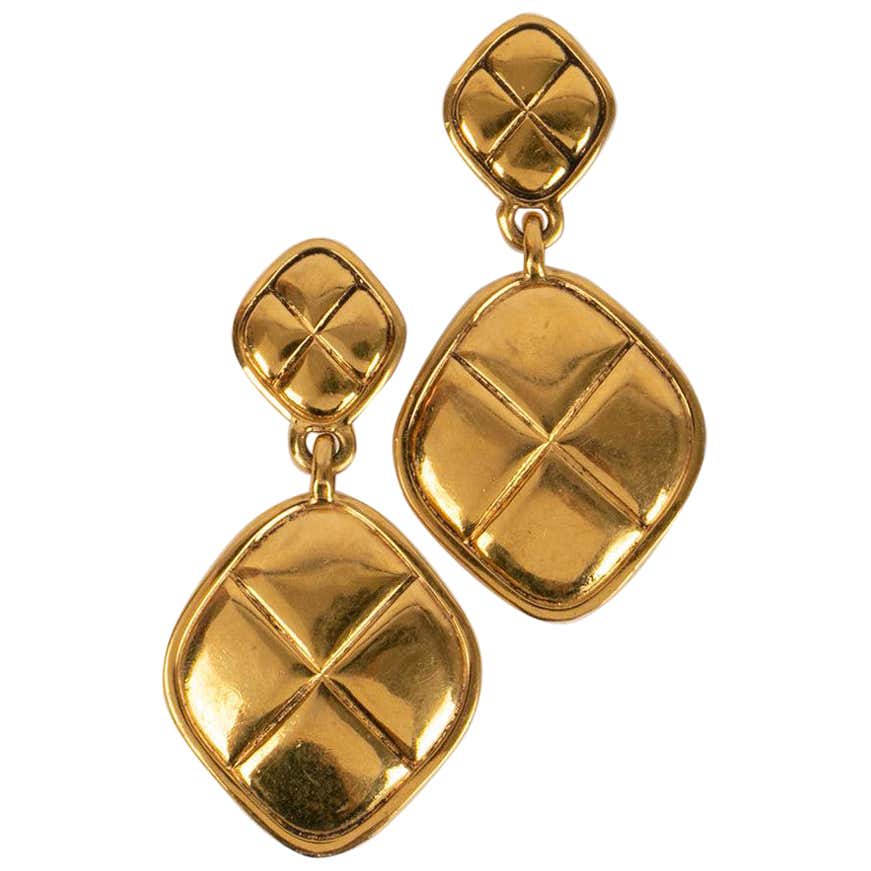 Chanel Quilted Earrings Clips in Gold Metal, 1980s For Sale at 1stDibs