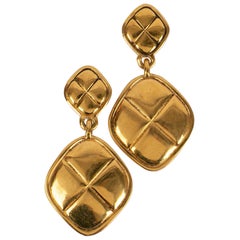 Vintage Chanel Quilted Earrings Clips in Gold Metal, 1980s