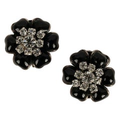 Pendientes Chanel Camelia de metal plateado y pasta de vidrio