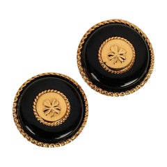 Chanel - Boucles d'oreilles clip en métal doré et bakélite