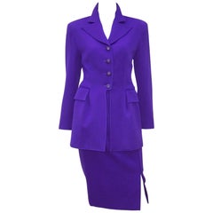 C.1990 Valentino lila Rock Anzug mit stilisierten Schößchen Jacke