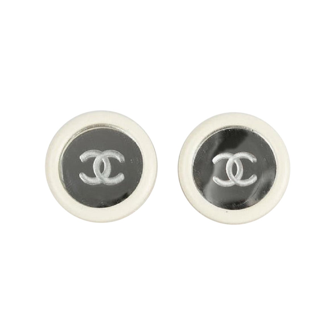 Boucles d'oreilles Chanel en résine blanche et miroir gravé d'un logo CC, 1995 en vente