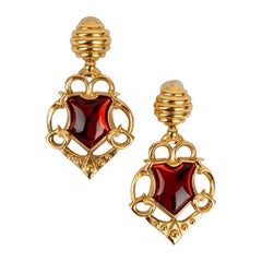 Dior Lange Ohrringe Clips aus goldenem Metall und rotem Cabochon 