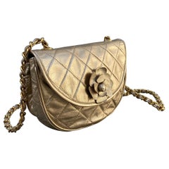 Chanel Vintage Mini-Umhängetasche aus goldenem Camelia-Lammfell mit Klappe