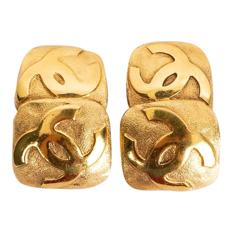 Chanel Clip on Earrings in Gilded Metal with a CC Logo For Sale at 1stDibs