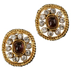 Chanel-Ohrringe aus vergoldetem Metall, Strass und Glasbordüren