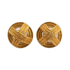Chanel Boucles d'oreilles baroques en métal doré avec perles de perles