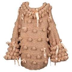 Galliano - Pull en laine rose avec pompons et rubans