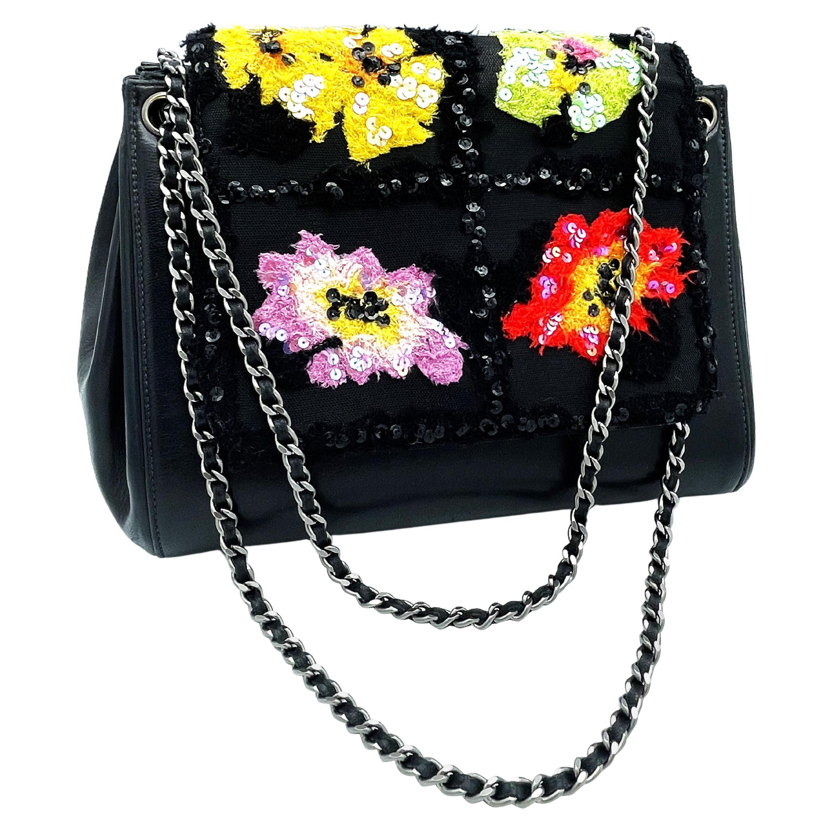 Sac CHANEL, peau d'agneau noire avec fleurs colorées, double chaîne des années 1990 en vente
