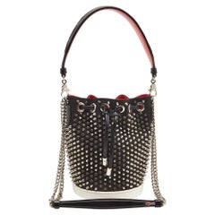 Christian Louboutin Marie Jane Eimertasche aus schwarzem Satin mit Nieten