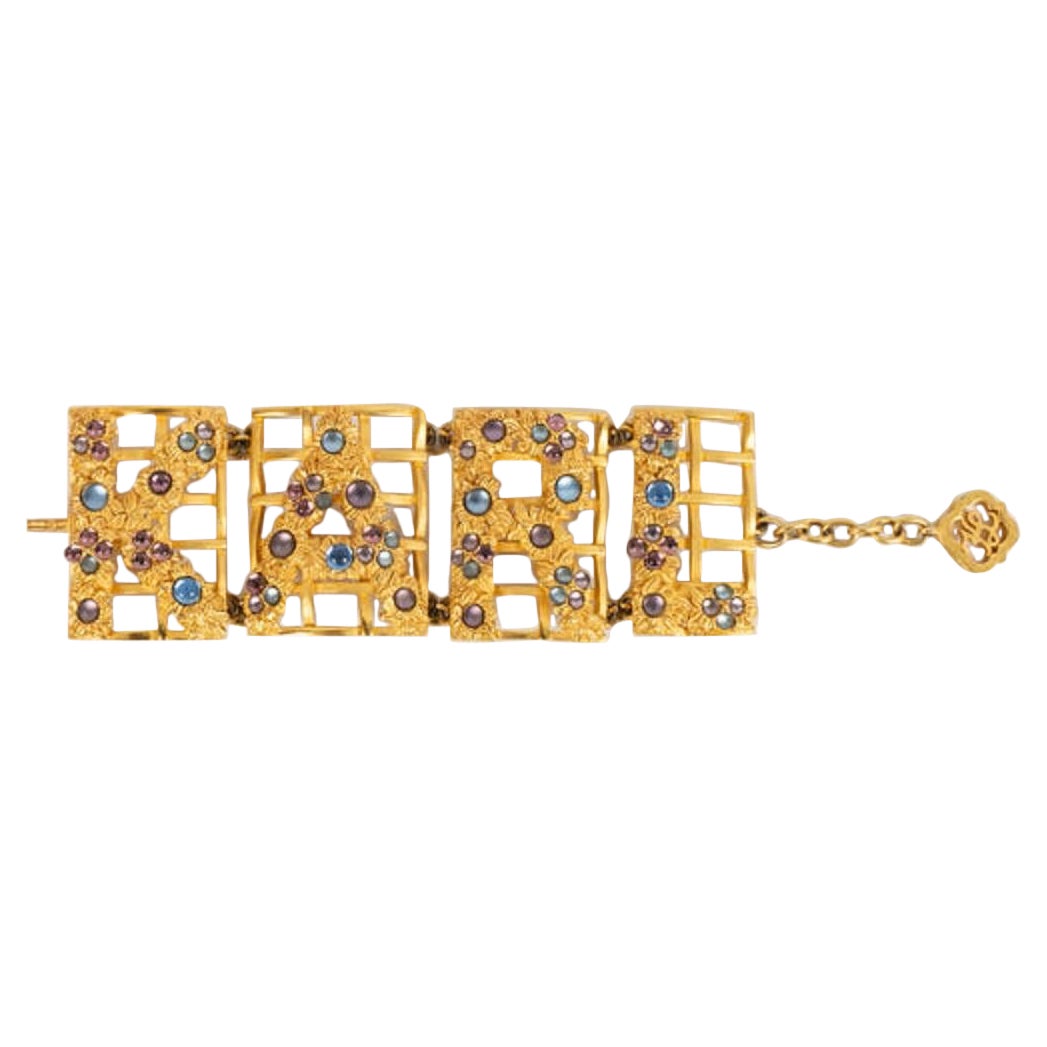 Karl Lagerfeld Gegliedertes Armband aus vergoldetem Metall, gepolstert mit kleinen Cabochons im Angebot