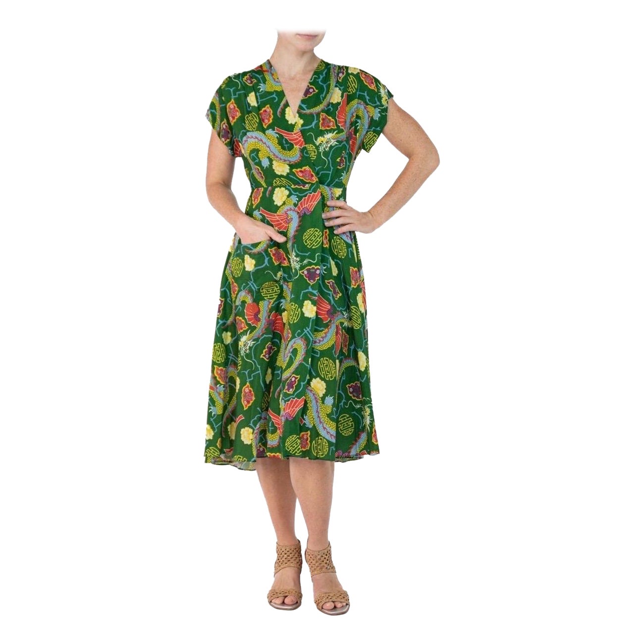 Morphew Kollektion Grünes chinesisches Drache Neuheitsdruck Kleid aus kaltem Viskose mit Schrägschnitt Mas im Angebot