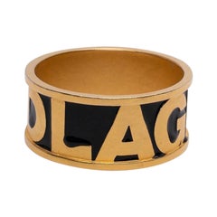 Ein Paar goldene Armbänder von Karl Lagerfeld