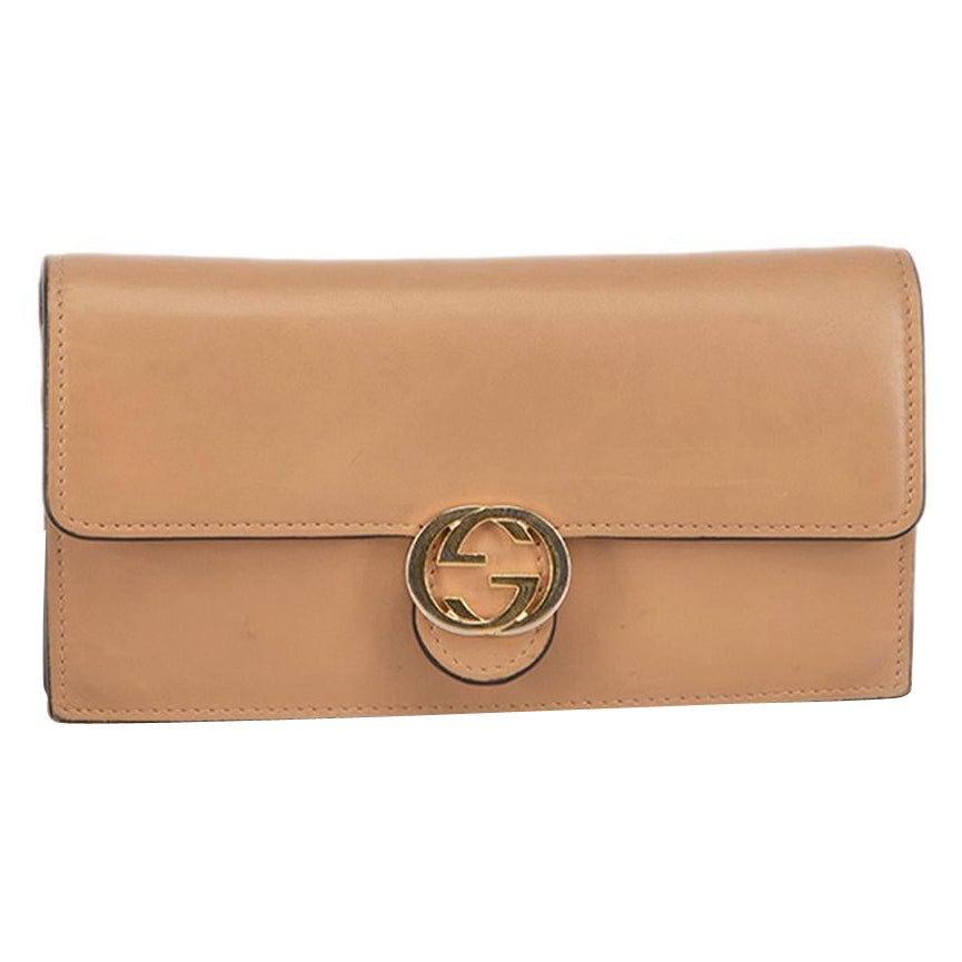 Gucci Women's Brown Leather GG Gold Buckle Wallet For Sale